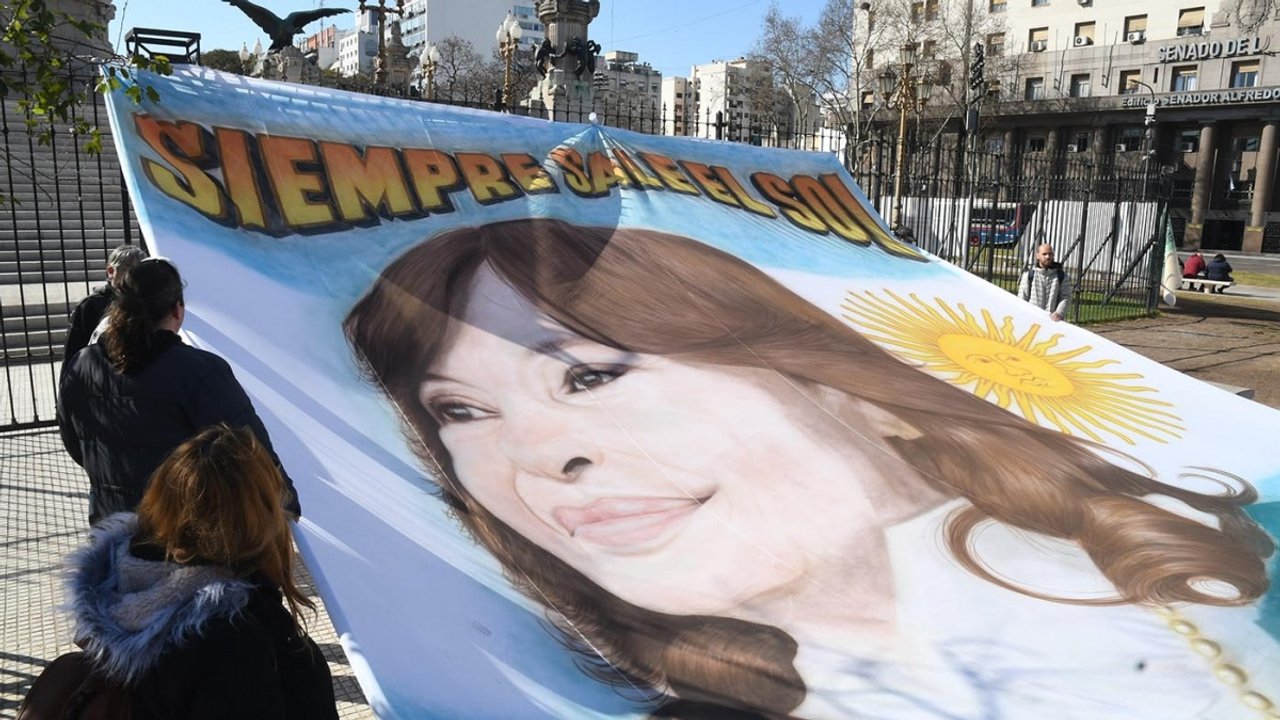 SEIS D: 6 años de prisión "administración fraudulenta" e inhabilitación perpetua para ejercer cargos públicos para Cristina Kirchner