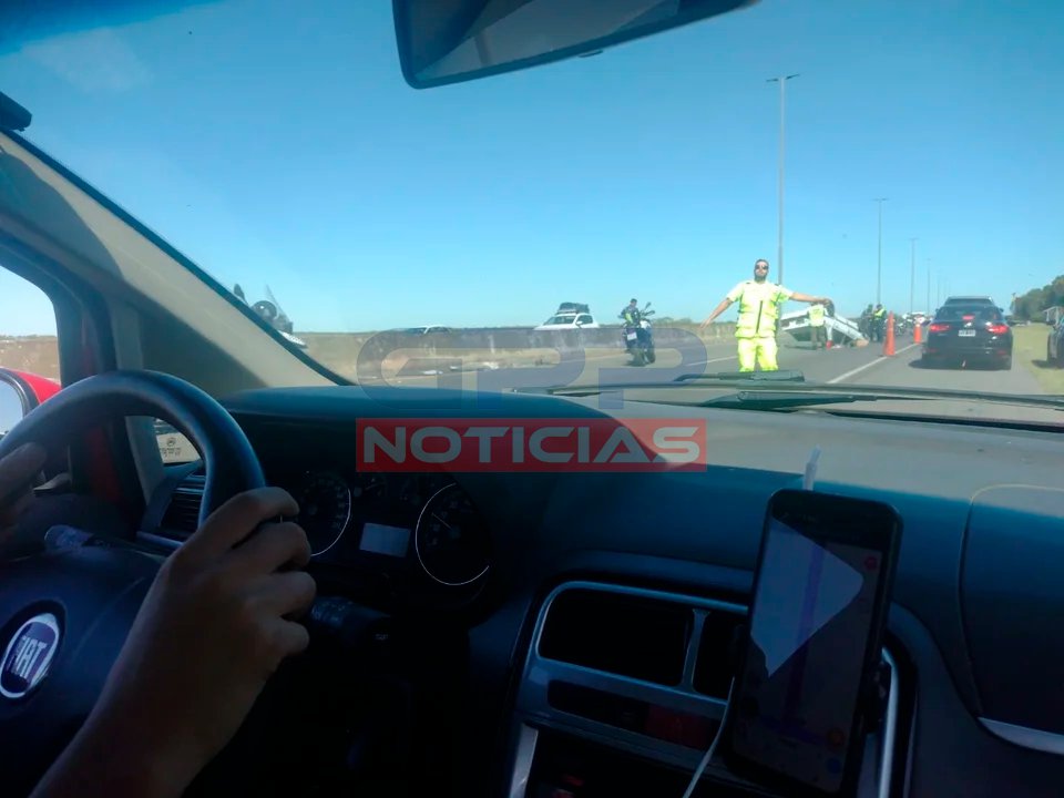 Otro fuertísimo accidente en la autopista Buenos Aires-La Plata: un auto volcó y quedó ruedas para arriba; hay demoras importantes