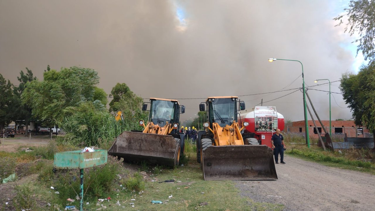 El incendio en la Reserva de Punta Lara se agravó y amenaza a zonas pobladas: bomberos, helicópteros y aviones combaten el fuego